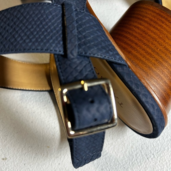 Talbots Blue Sandals with Adjustable Ankle Strap and Textured Design - Picture 4 of 12